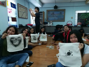 อาสาสมัครลงลายกระเป๋าผ้า เพื่อพัฒนาเด็กด้อยโอกาส  29 มิ.ย. 62 Painting Bag Volunteer to Support Child Development Center in Thailand June, 29, 19